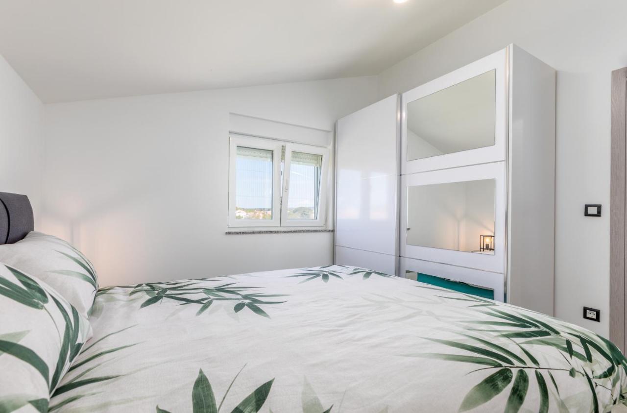 Apartment Vito With Sea View Fazana Luaran gambar